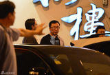 组图：陆川与外国朋友吃饭 娇羞笑趴老外肩