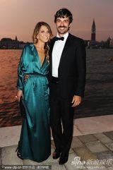 组图：麦当娜黑超黑裙尽展大姐大酷 助阵女性电影奖