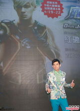 组图：周杰伦带病宣传巡演 花西服帅气抢镜