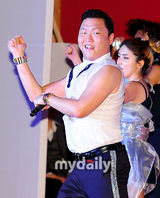 组图：韩歌手PSY釜山演唱会大跳《江南Style》