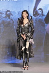 组图：林志玲cosplay爆乳装代言网游性感十足