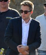 组图：帕丁森新片激吻爱丽丝 摸腿野战欲火焚身