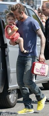 组图：小贝抱爱女心情靓 七公主吃零食东张西望