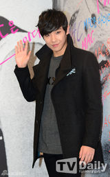 组图：李准等亮相活动 刘仁娜紧身皮裙露美腿