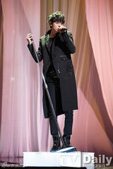 组图：SHINee回归打榜军服风帅气 女团露腰秀腿