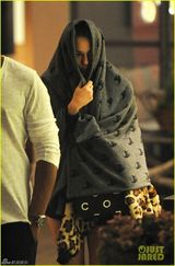 组图：麦莉披巾裹头似阿拉伯妇女 短裤秀长腿