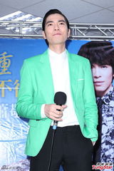 组图：萧敬腾亮相任招募大使 绿色小西装抢镜