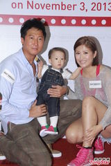 组图：洪天明携子亮相抢代言 三年两抱再追生女