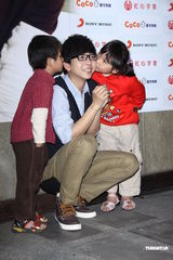 组图：22岁胡夏期待谈恋爱 献爱心助弱势儿童募款