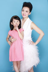 组图：翁虹携女登封面分享辣妈经