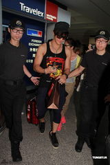 组图：汪东城现身香港机场 众多粉丝前来接机