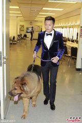 组图：苏志威秀驯烈犬功夫 高海宁走乖巧风