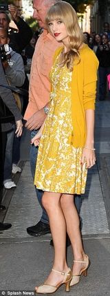 组图：泰勒-斯威夫特亮色礼服秀时尚 宣传新专辑