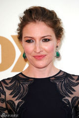 组图：艾美奖红毯 凯莉-麦克唐纳棕榈蕾丝裙端庄
