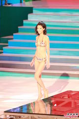 组图：港姐泳装秀热辣美胸 蛮腰翘臀各展风情