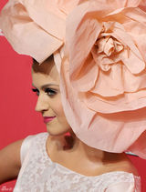 高清图：凯蒂-佩里头顶大花亮相格莱美预热活动