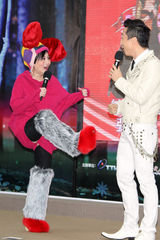 组图：庾澄庆与小燕姐搭档跨年 澄清“夜归”乌龙