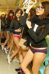 组图：台湾少女发起无裤日 引男士围观