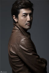 组图：张鲁一时尚写真散发熟男魅力