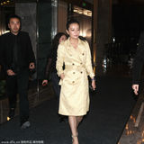 组图：赵薇现上海酒店 着风衣秀长腿与粉丝合影