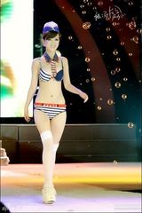 组图：成都理工上演内衣秀 美腿爆乳比基尼上阵