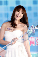 幻灯图集：萧亚轩性感抹胸洋装代言 否认变宗教信仰