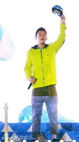 幻灯图：陈冠希北京搞怪代言 忙捞金不正面回应复出