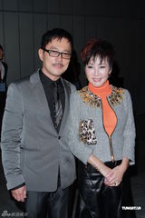 组图：邝美云为慈善筹款美艳依旧 拉姑夫妇甜笑助阵