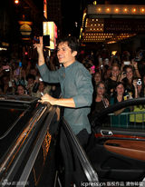 组图：奥兰多布鲁姆演剧 半透视上衣风情露点