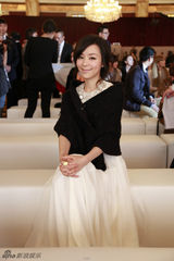 组图：张静初出席活动典雅长裙秀美背