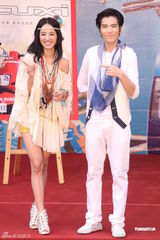 组图：蔡依林萧敬腾出席代言活动 雨中激情献唱