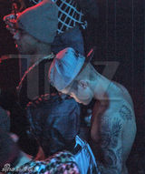 组图：比伯被捕前派对照曝光 裸上身与嫩模狂欢