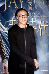 幻灯图：陈奕迅出席周杰伦小巨蛋个唱搞怪互动