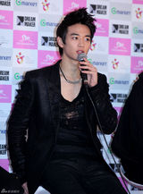 组图：韩国人气男组合SHINee首次开个唱