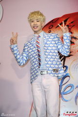 组图：Henry出专辑会粉丝 陪“老婆”过情人节