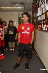 组图：群星红衣出席篮球赛 容祖儿李克勤又背又抱