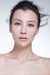 组图：江易珈杂志大片曝光 素净裸妆显亲和