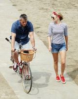 组图：《老友记》乔伊青春不再 骑情侣车浪漫消遣