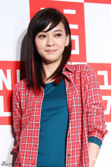 组图：陈柏霖携手陈意涵亮相代言清新时尚