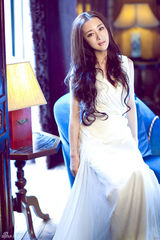 组图：李依晓清新写真显淡雅气质