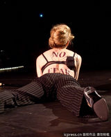 组图：麦当娜上演限制级 边跳边脱蹭猛男