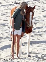 组图：抖奶超模阿普顿超短热裤 香吻献野马