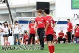 幻灯图集：Rain和曼联选手参加青少年慈善足球活动