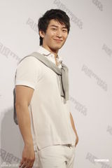 组图：潘霜霜直言容易爱上男人眼神