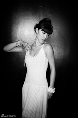 组图：韩丹彤黑白写真神秘高雅