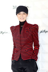 组图：马艳丽爱戴捧场时装秀 偶遇球星中田英寿