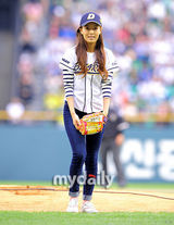 组图：Wondergirls成员婑斌为棒球赛开球