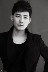 组图：高凯元拍摄黑白大片 演绎不一样的沧桑风情