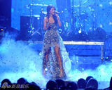 组图：贾斯汀-比伯绯闻女友戈麦斯献唱公众选择奖