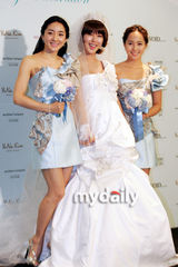 幻灯图：原SES成员Shoo与篮球选手林孝成举行婚礼